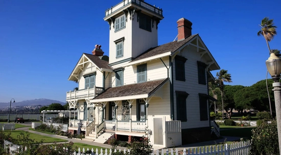 Image of a white building that is the Point Fermin Lighthouse Museum