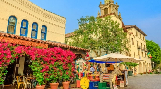 Image of the Mexican buildings in Olvera Street